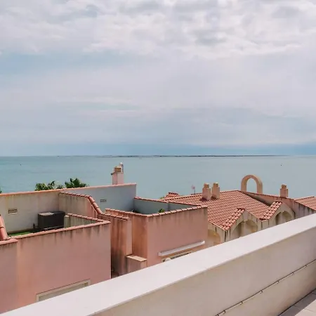 - Sleeps6 - Pool - Seaview - Petfriendly Apartment